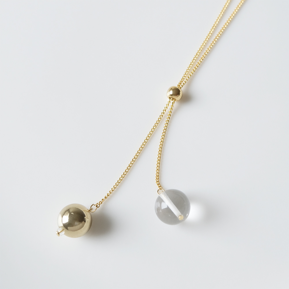 上品なチェーンにクォーツとメタルボールをセットしたスライドボールで長さが調節可能なのロングネックレスの画像