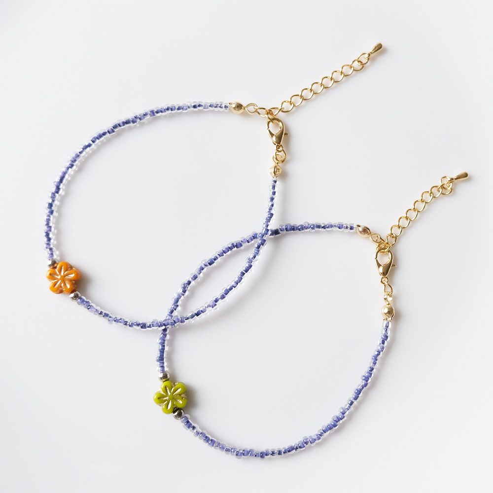 花びらモチーフのチェコビーズと涼し気なカラーのビーズのブレスレットの画像