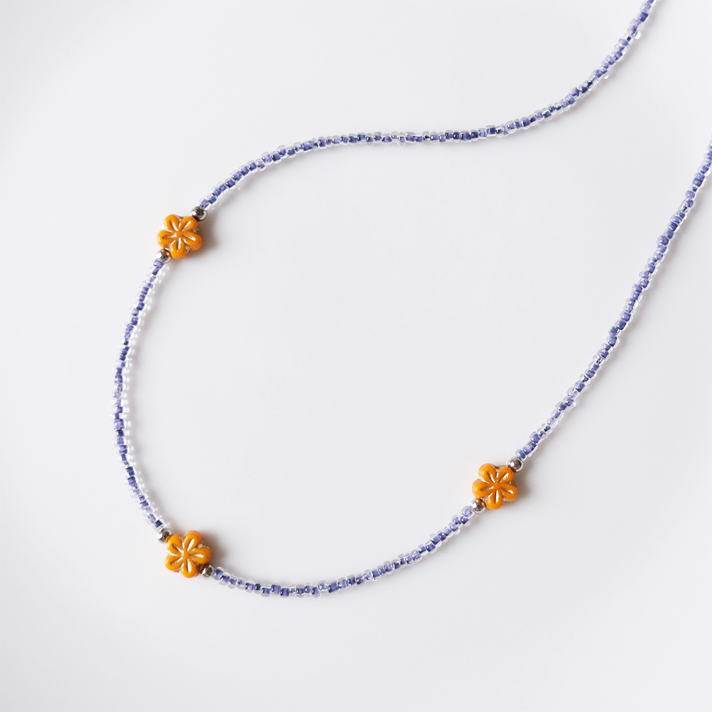 花びらモチーフのチェコビーズと涼し気なカラーのビーズのネックレスの画像