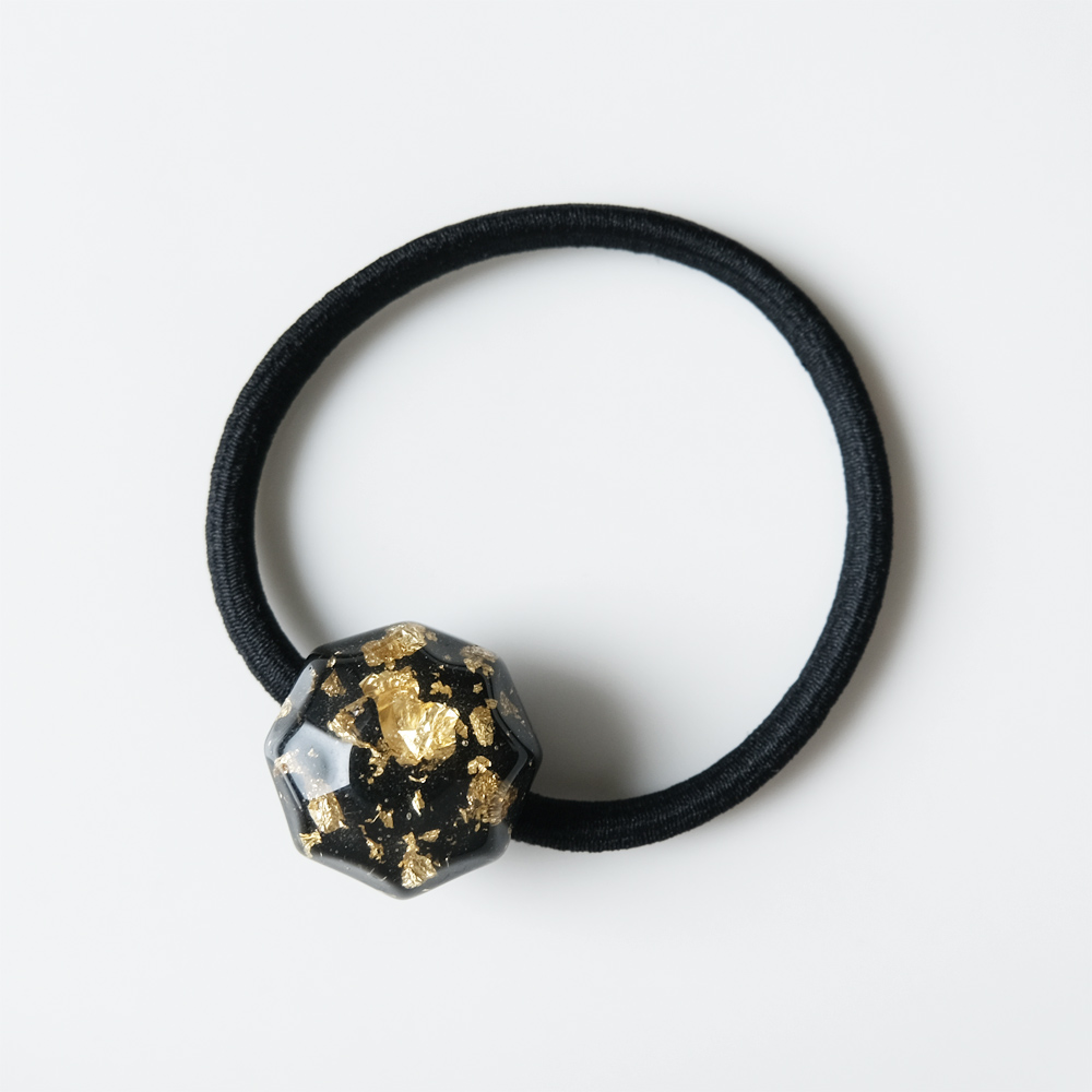 オクタゴンの中にゴールドを散りばめたヘアゴムの画像