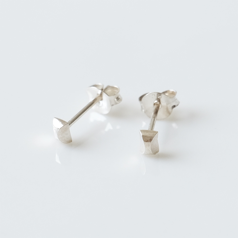 シンプルな小さな台形のSILVER925ピアスの画像