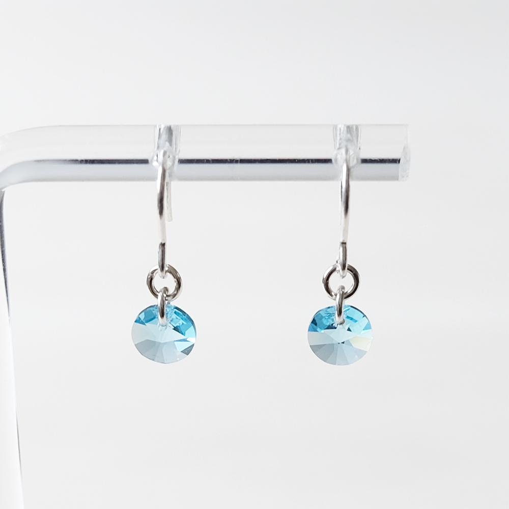 涼しげなブルーのガラスが揺れるSILVER925ピアスの画像