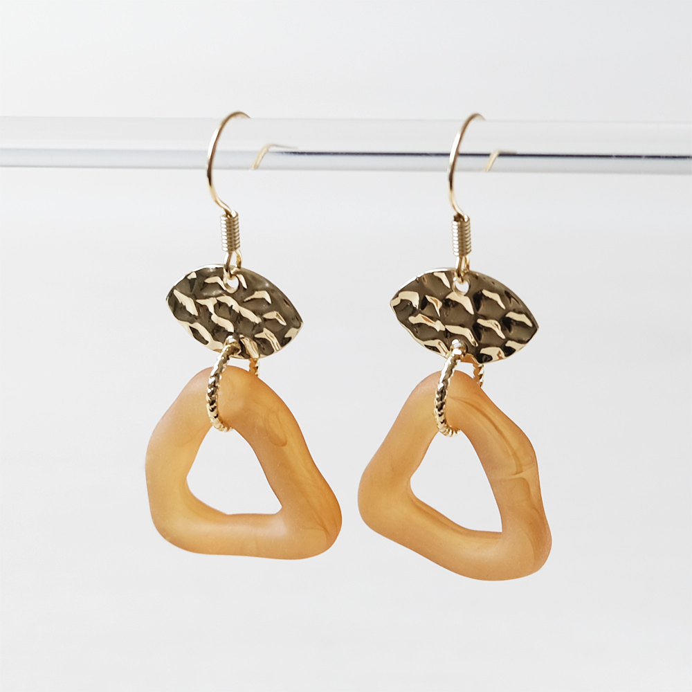 ホースアイのメタルパーツ三角の樹脂パーツをセットしたピアスの画像