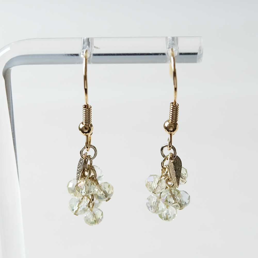 カットビーズを鈴なりにセットしたピアスの画像