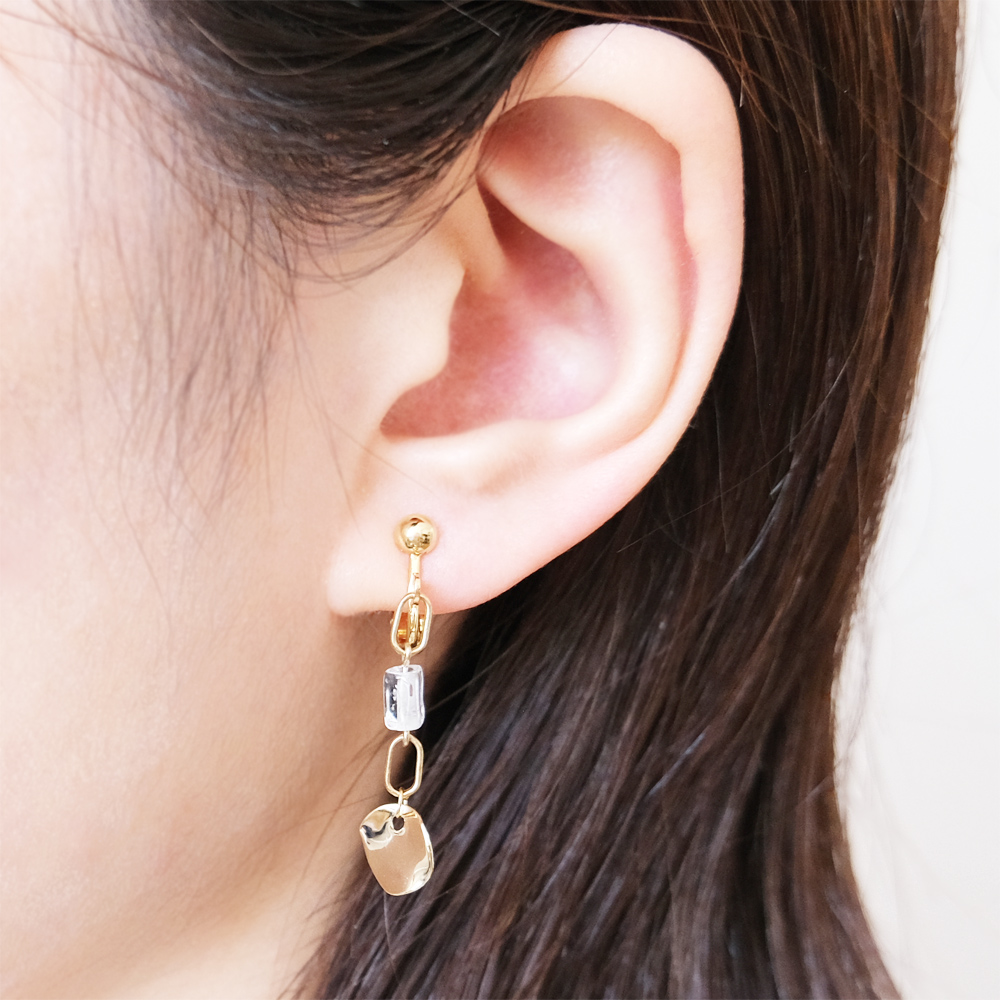 クォーツにサークルとチェーンパーツをセットしたイヤリングの画像