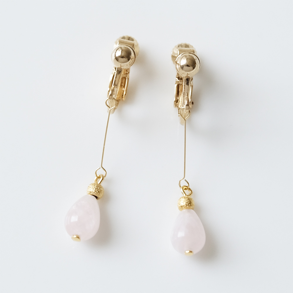 雫型のローズクォーツのイヤリングの画像