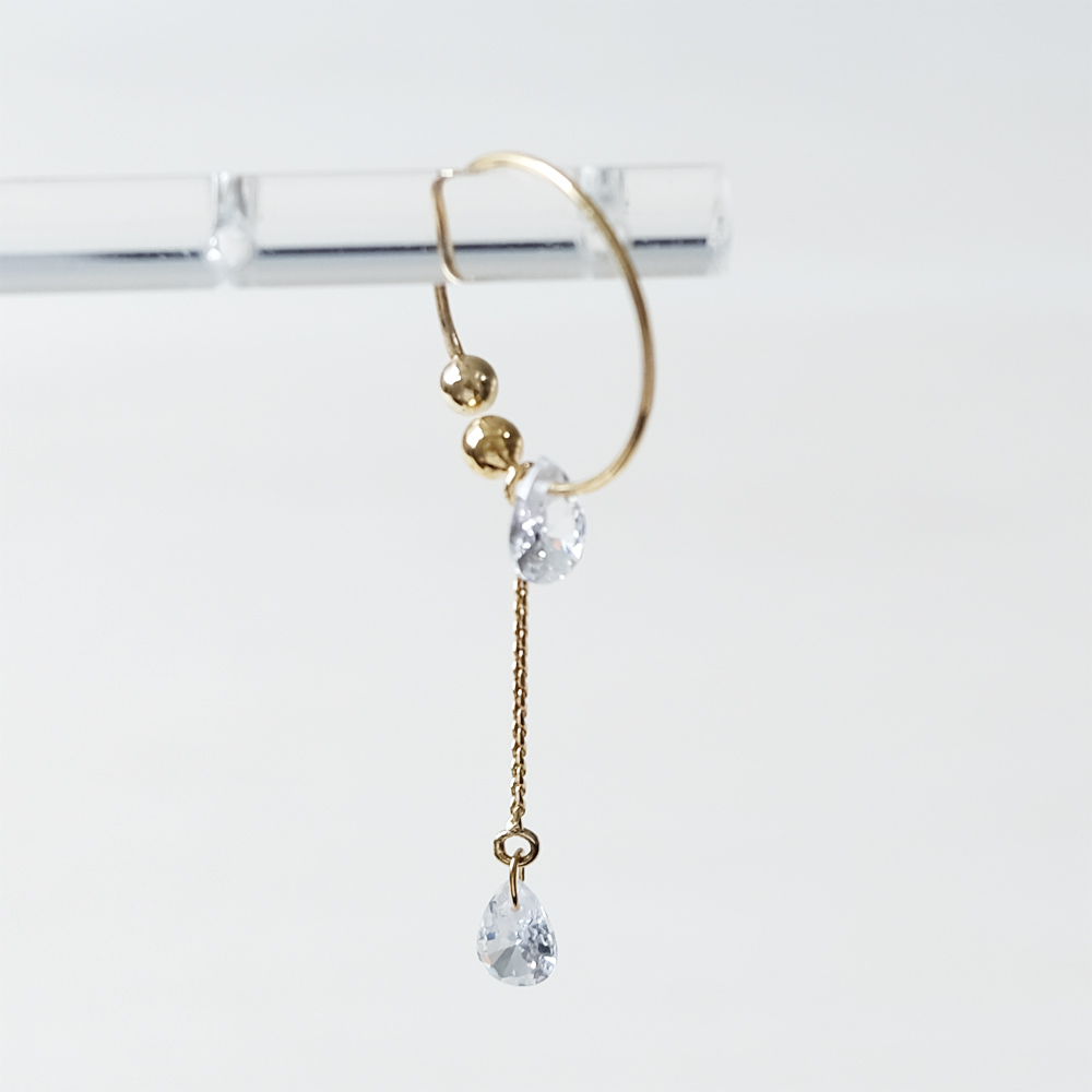 雫のジルコニアをとエレガンスチェーンをセットしたイヤカフの画像