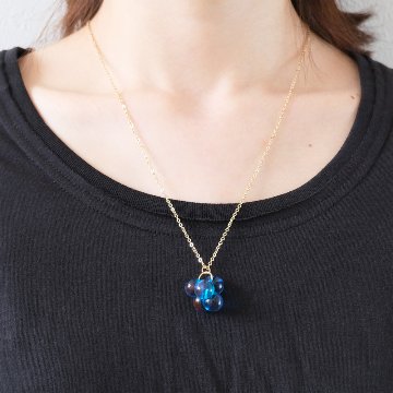 ブルー・パープルのカラーが変化する鈴丸のネックレスの画像