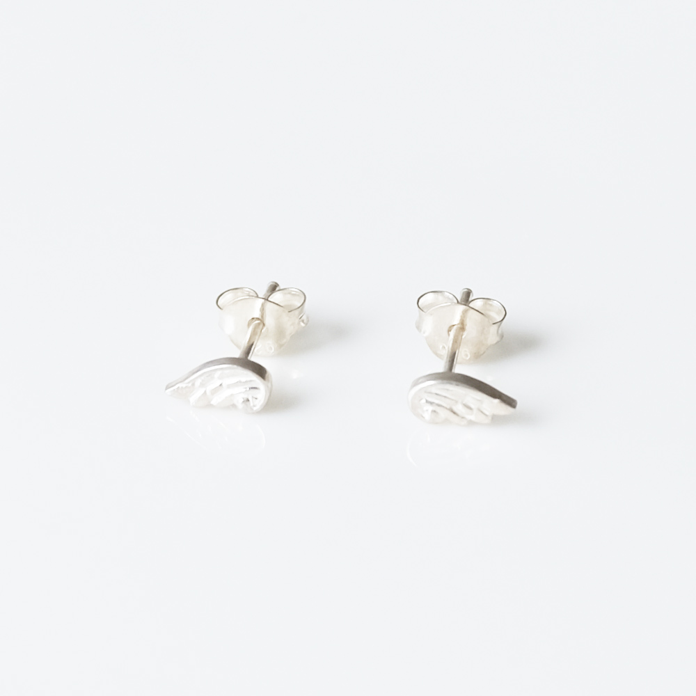 翼モチーフのSILVER925ピアスの画像