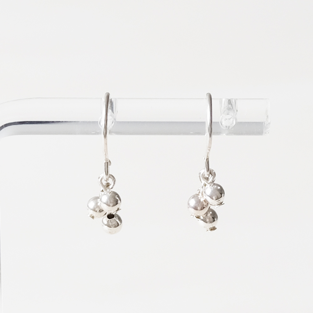 SILVER925玉をセットしたピアスの画像