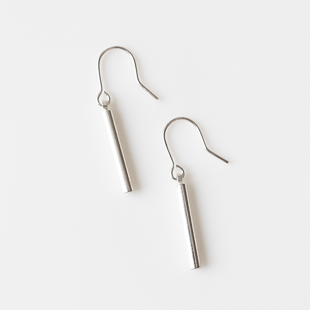 シルバーカラーのシリンダーモチーフのピアスの画像