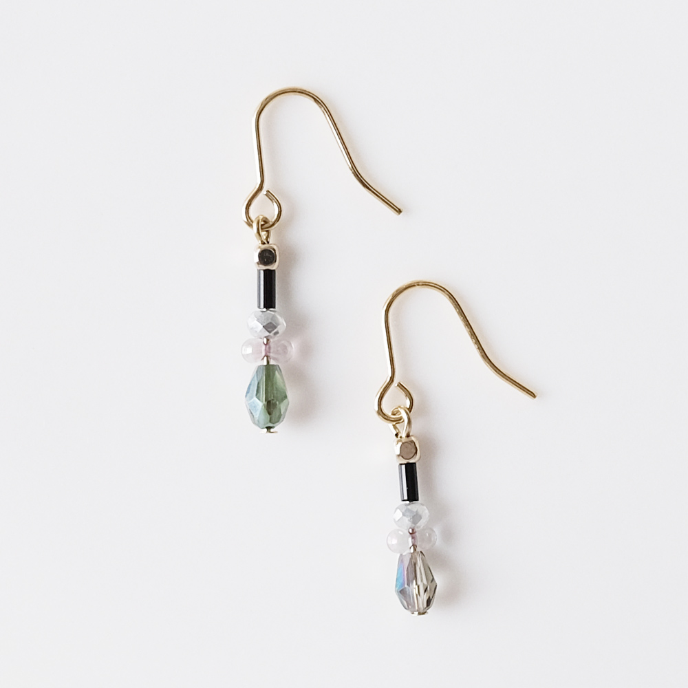 様々なサイズ種類のビーズとカットガラスをセットしたピアスの画像