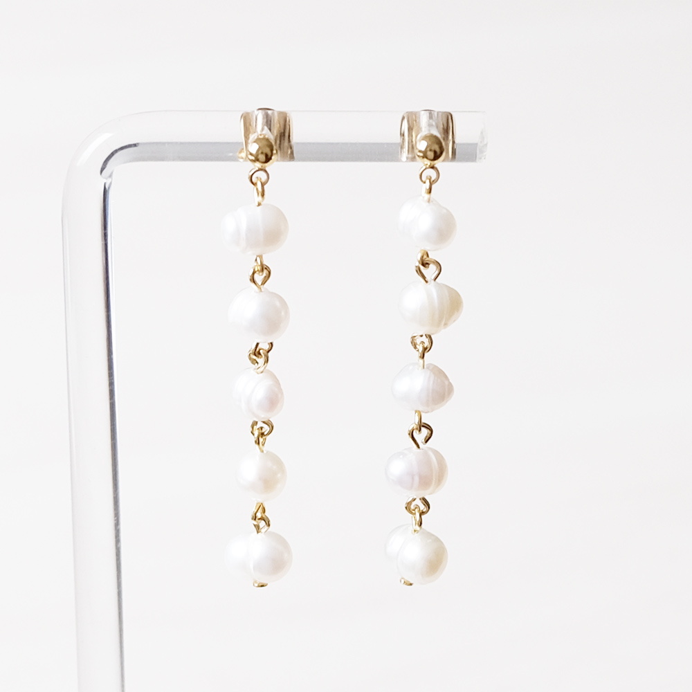 様々な形を組み合わせた5連ロング淡水パールピアスの画像