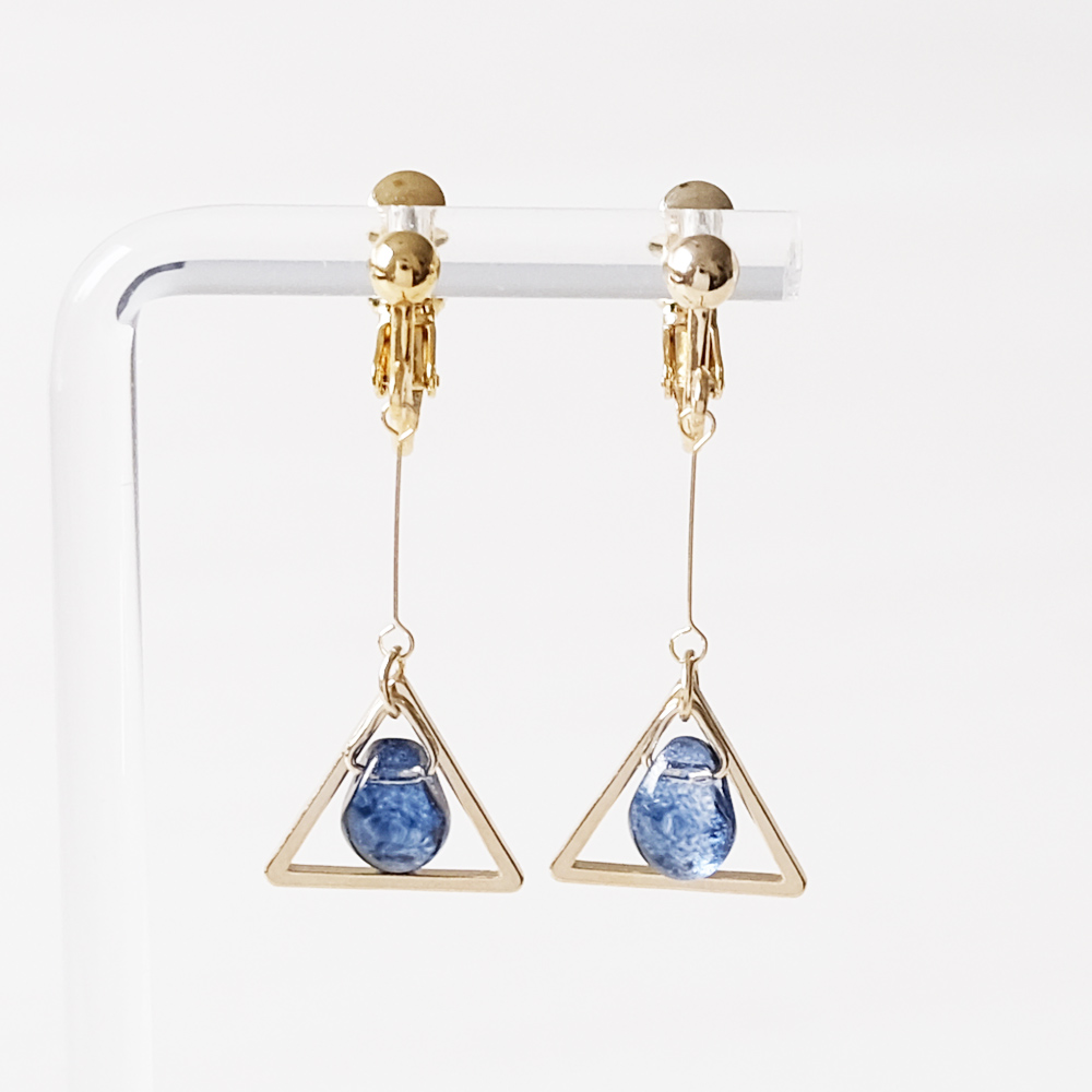 チェコガラスとトライアングルパーツのイヤリングの画像