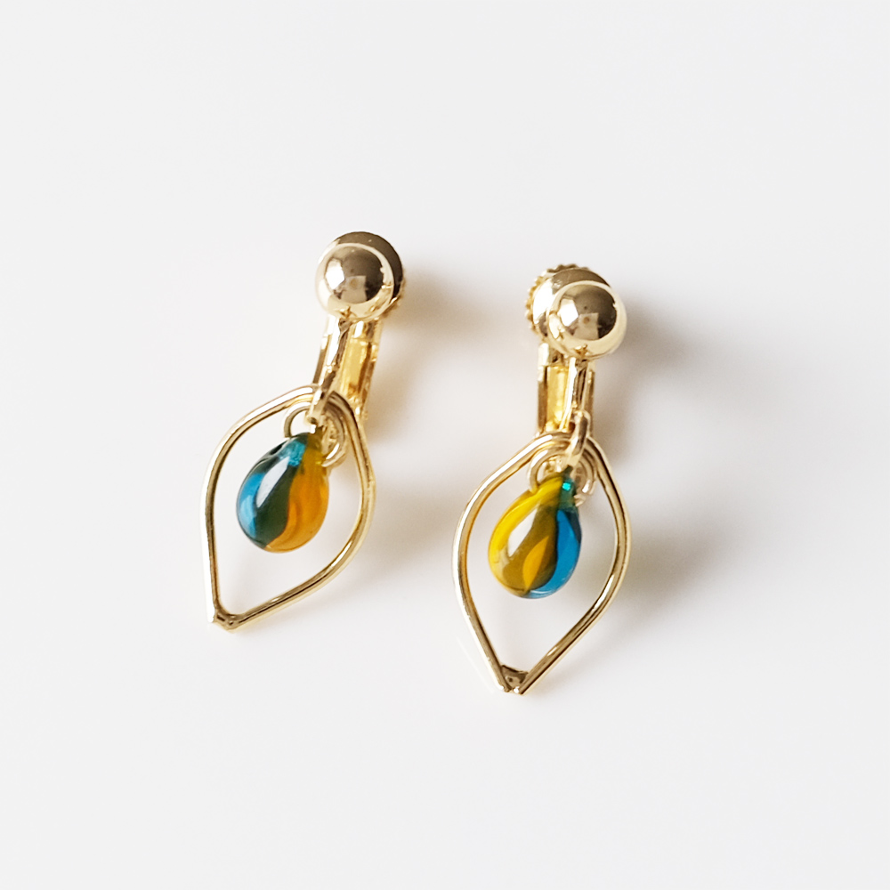 バイカラーのチェコガラスと変形メタルのイヤリングの画像