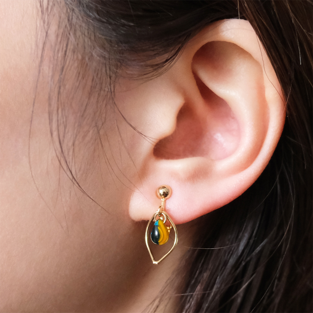 バイカラーのチェコガラスと変形メタルのイヤリングの画像