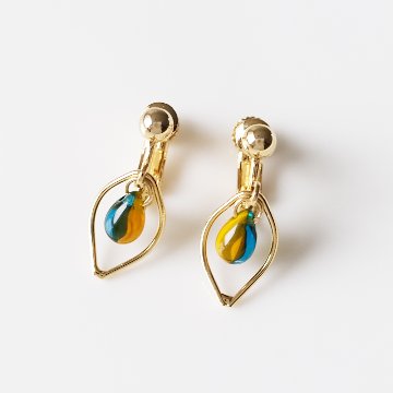 バイカラーのチェコガラスと変形メタルのイヤリングの画像