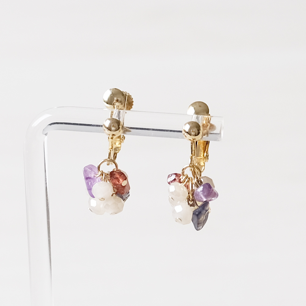 様々なカラーのさざれの天然石とボタンカットのビーズをセットしたイヤリングの画像