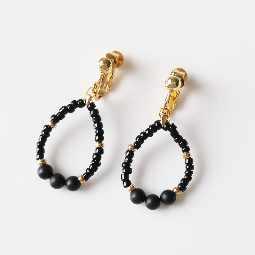 つや消しのオニキスと黒ビーズにアクセントにゴールド玉を組合せたドロップイヤリングの画像