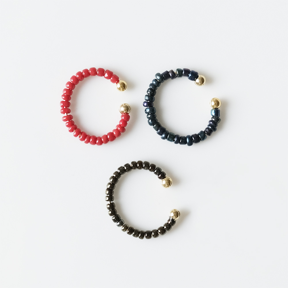 小さなビーズのイヤカフの画像