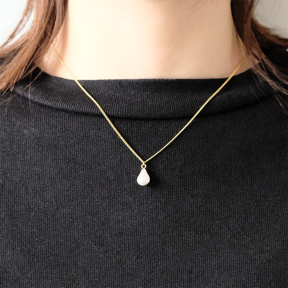 シンプルなドロップパールのネックレスの画像