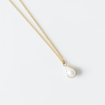 シンプルなドロップパールのネックレスの画像