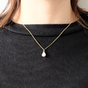 シンプルなドロップパールのネックレスの画像