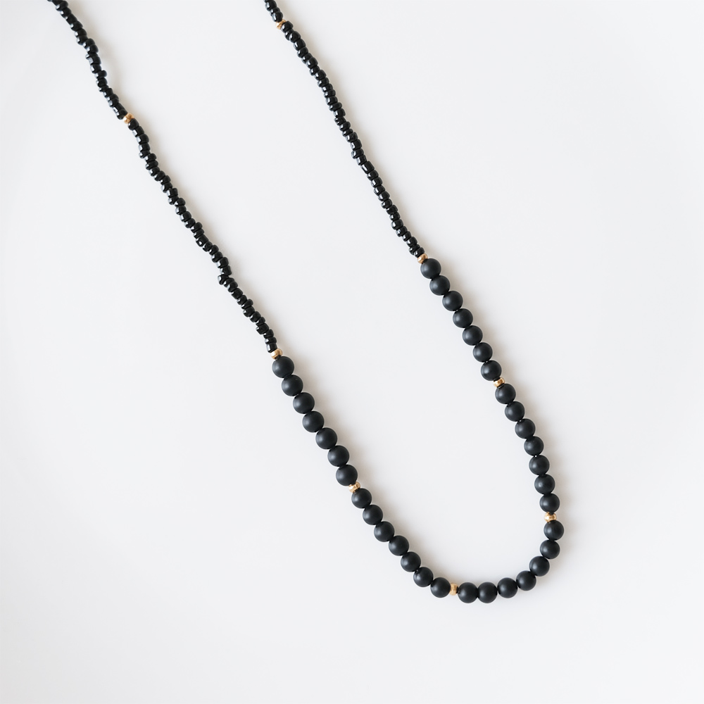 つや消しオニキスと黒ビーズにゴールドのビーズをアクセントで組み合わせたネックレスの画像