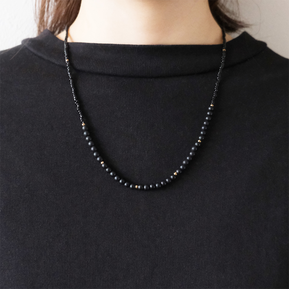 つや消しオニキスと黒ビーズにゴールドのビーズをアクセントで組み合わせたネックレスの画像