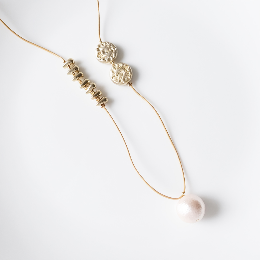 ボリュームあるコットンパールといろんな形のメタルパーツをセットしたレザーネックレスの画像