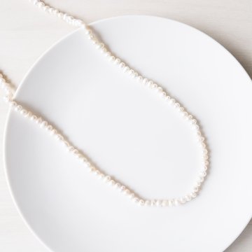 オーバルの淡水パールをふんだんに使用したロングネックレスの画像