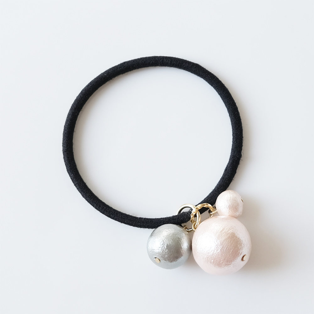 サイズ違いのコットンパールをセットしたヘアゴムの画像