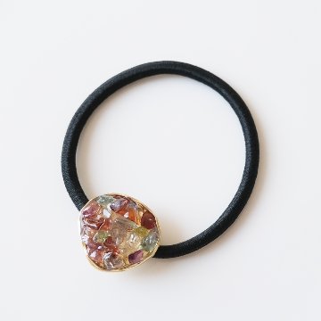 いろんなカラーの天然石のさざれをふんだんに使ったヘアゴムの画像