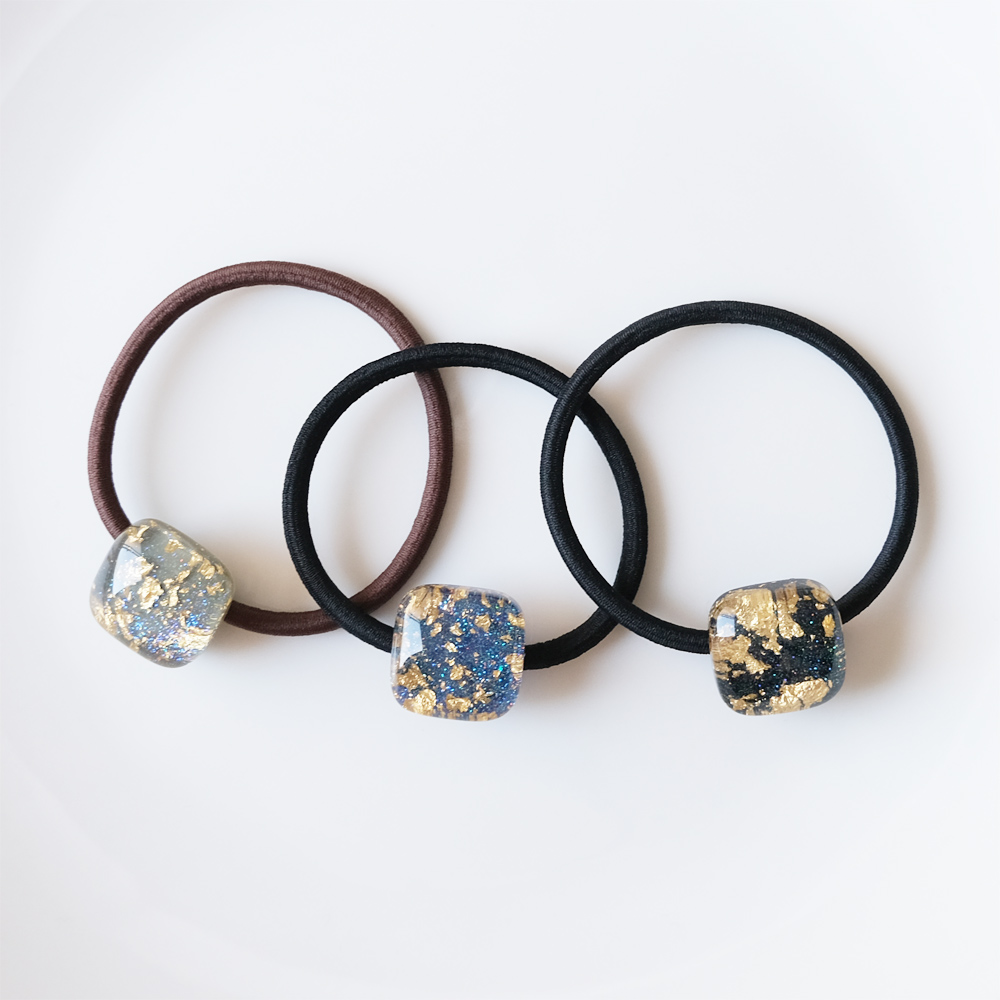 金箔を埋め込んだヘアゴムの画像