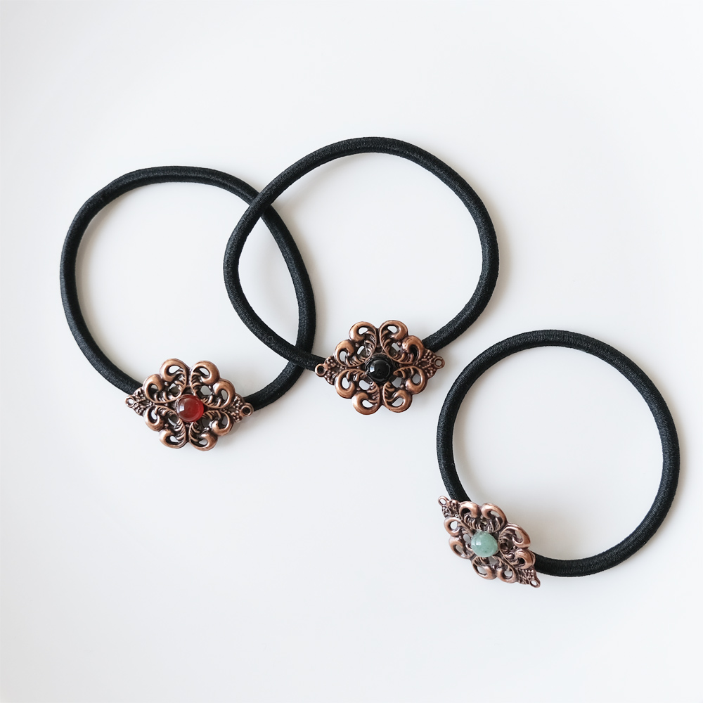 天然石をアンティークメタルにセットしたヘアゴムの画像