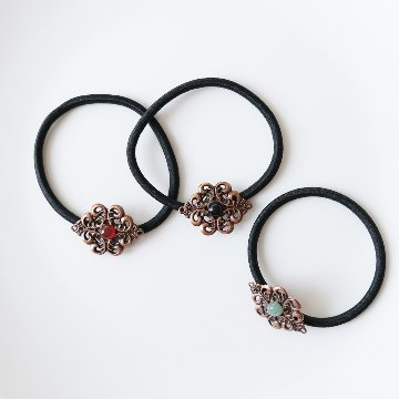 天然石をアンティークメタルにセットしたヘアゴムの画像