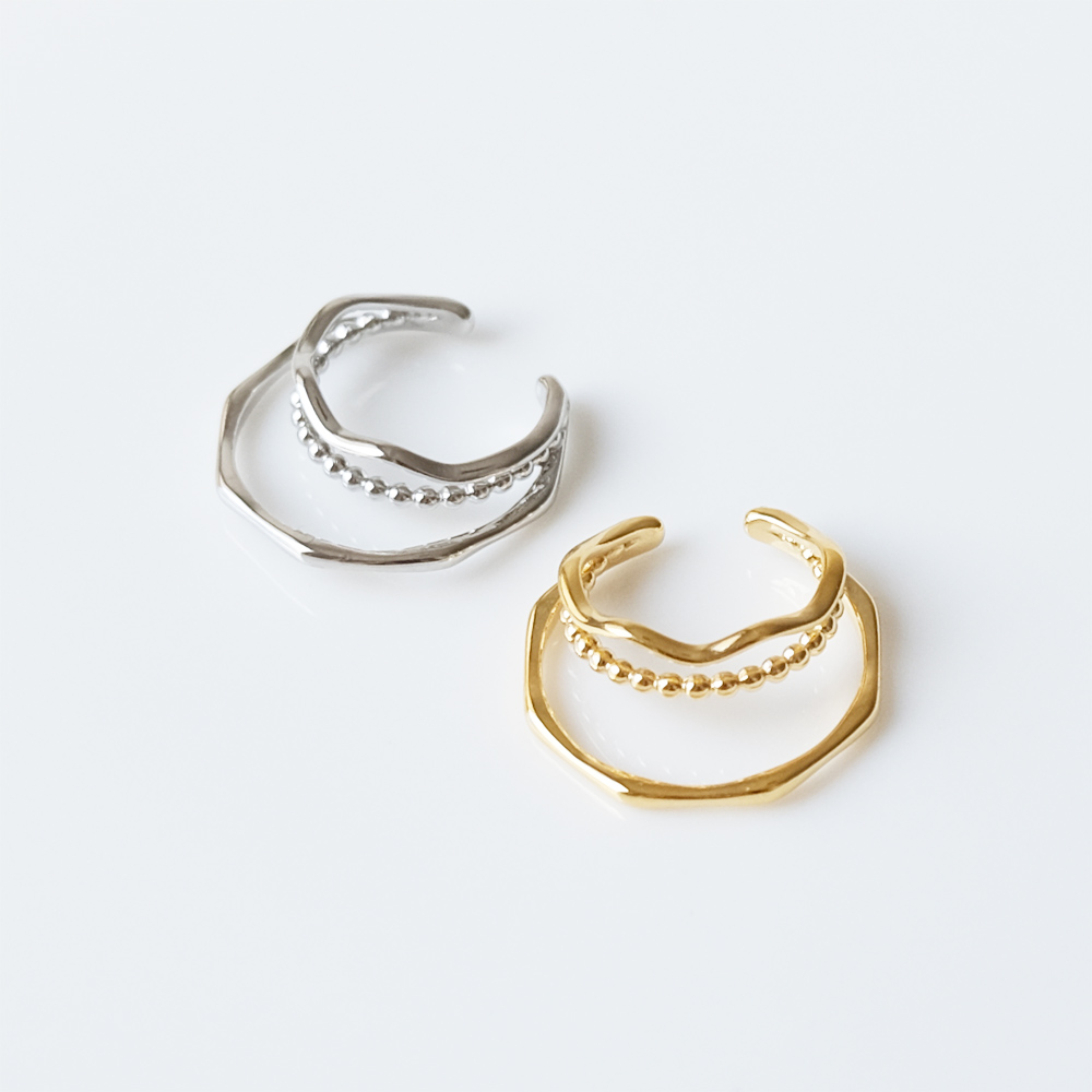 それぞれが形が違うラインが綺麗な3連のイヤカフの画像