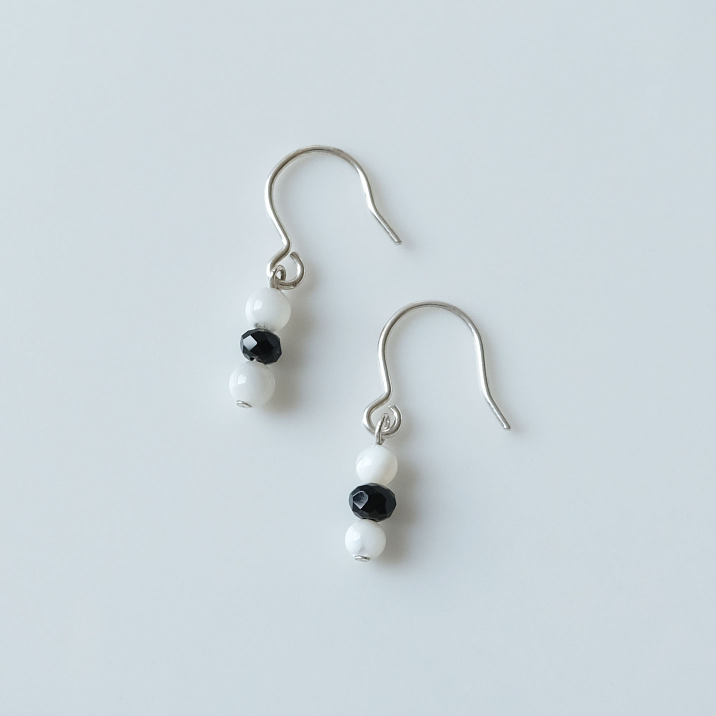 マザーオブパールにカットビーズをセットしたSILVER925ピアス。の画像