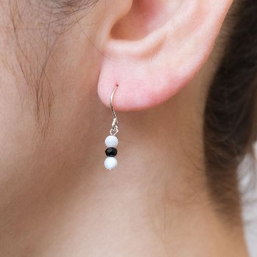 マザーオブパールにカットビーズをセットしたSILVER925ピアス。の画像