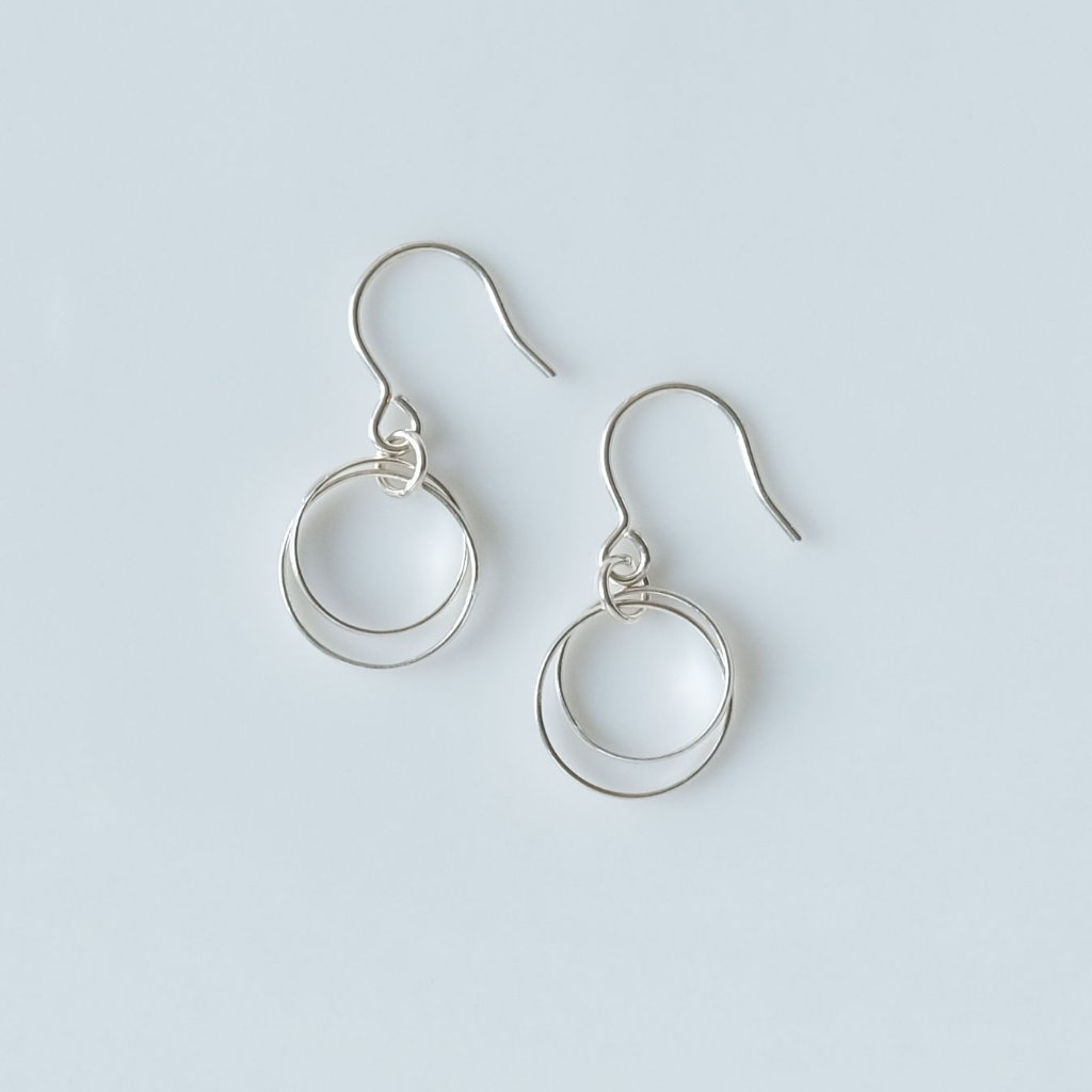 サイズ違いのリングをセットしたSILVER925ピアスの画像