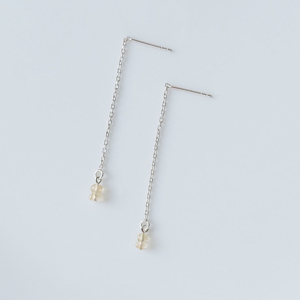 カットが綺麗な小さなビーズをセットしたSILVER925チェーンピアスの画像