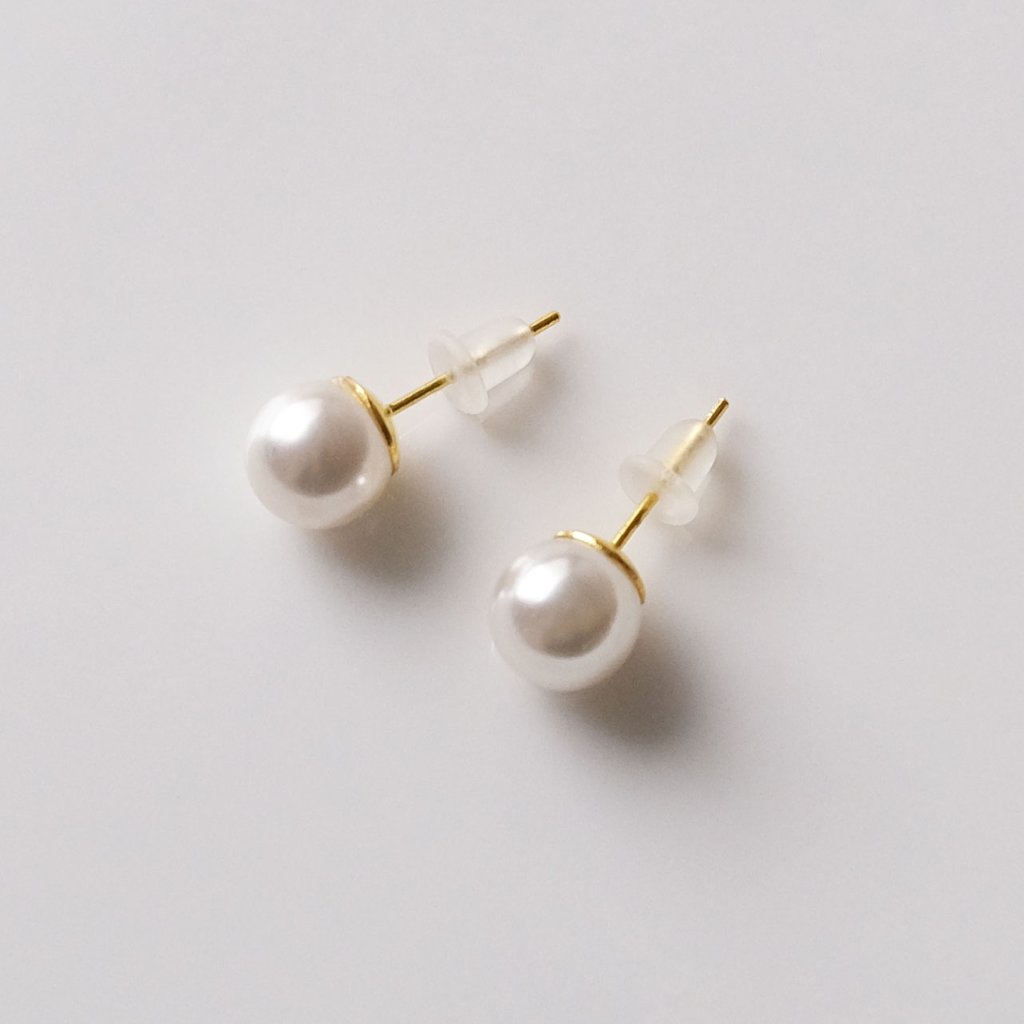 シンプルなパールピアスの画像