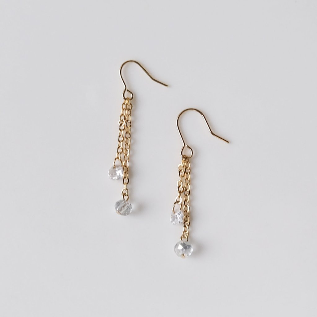 ジルコニアとカットビーズが揺れるチェーンピアスの画像