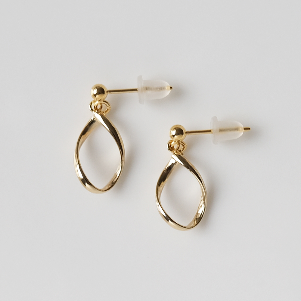 ツイストドロップのメタルパーツのピアスの画像