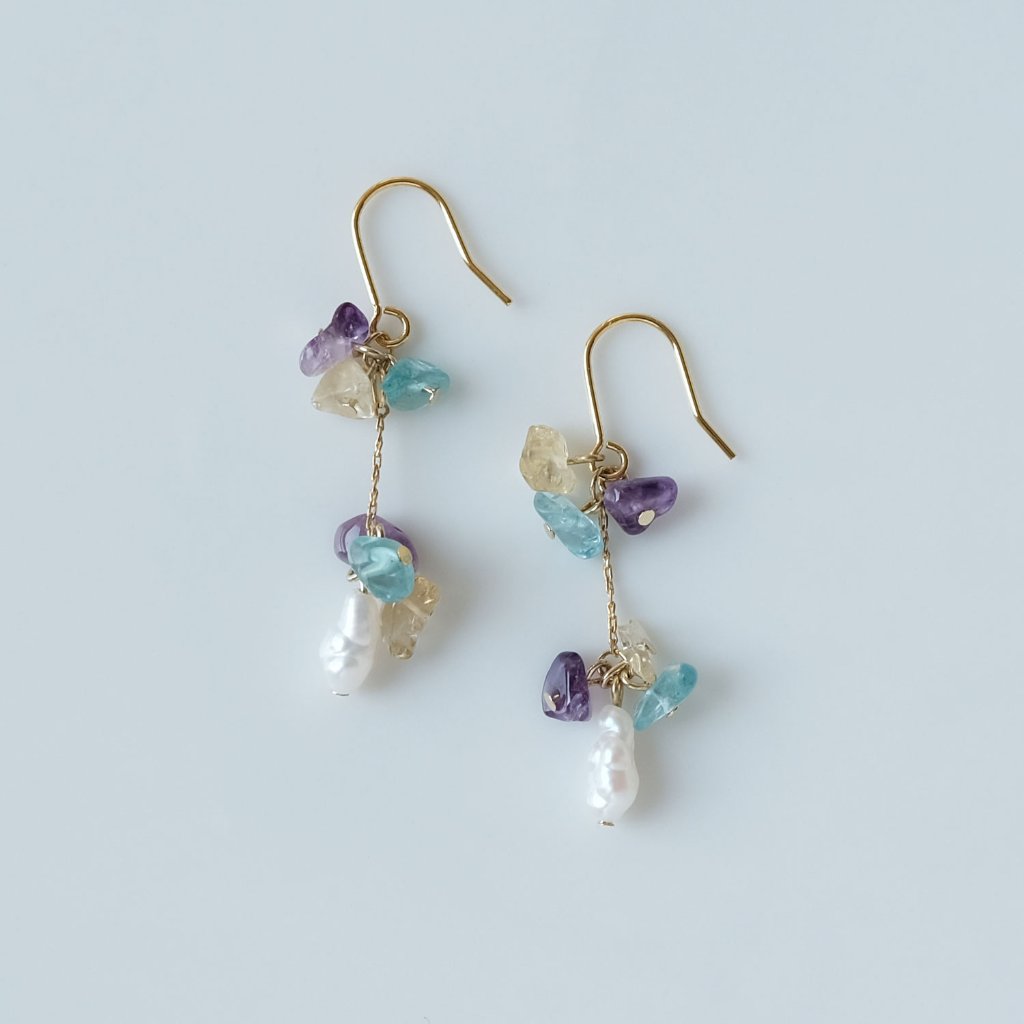 細長淡水パールと天然石をふんだんにセットしたピアスの画像