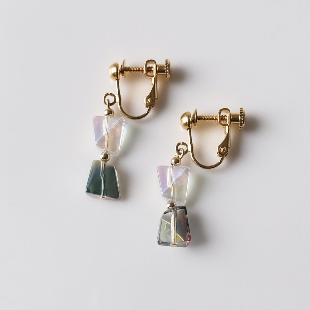 バイカラーのガラスビーズをセットしたイヤリングの画像