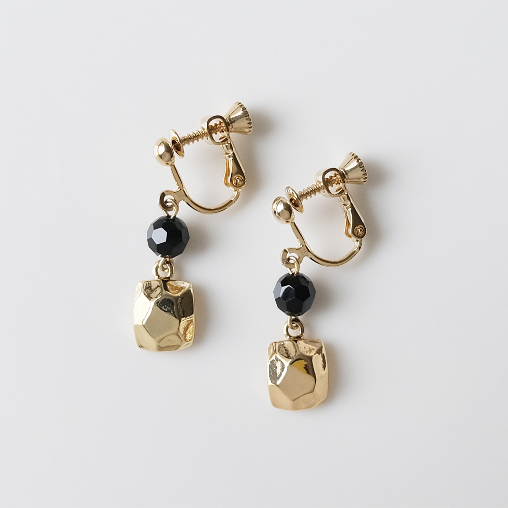 槌目のメタリパーツにオニキスをセットしたイヤリングの画像