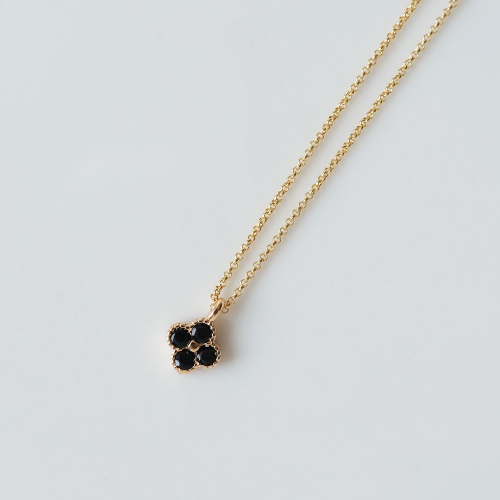 黒のクローバーネックレスの画像