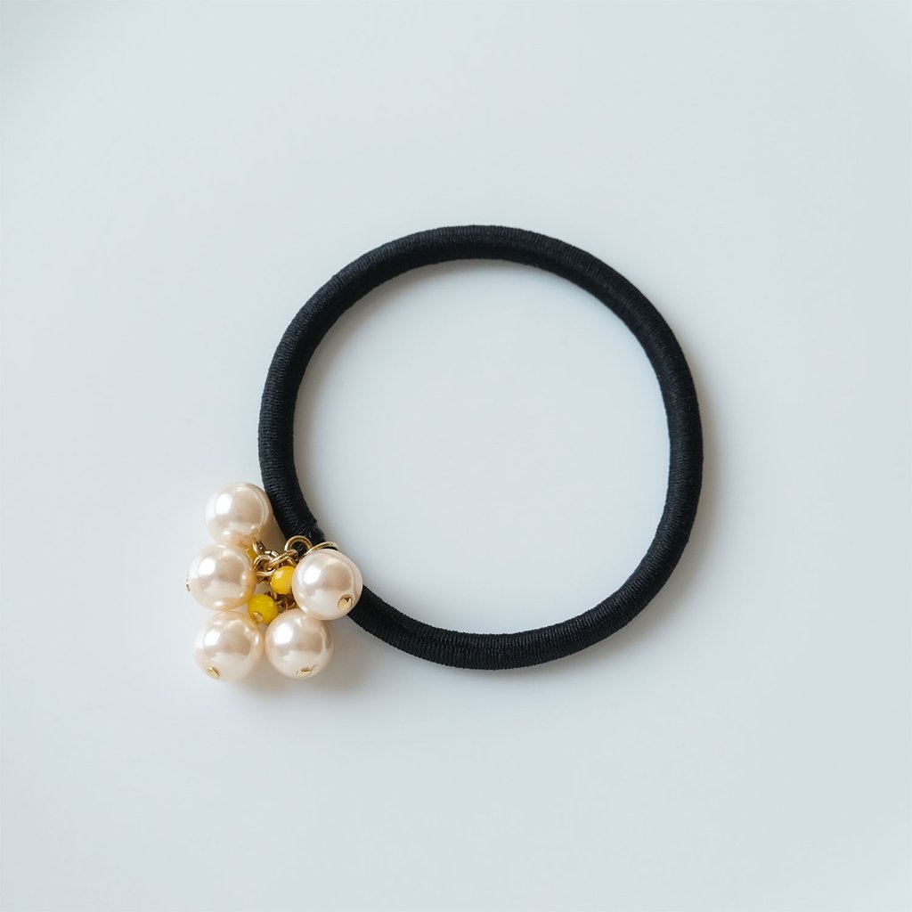 オレンジパールにアクセントのイエロービーズをセットしたヘアゴムの画像