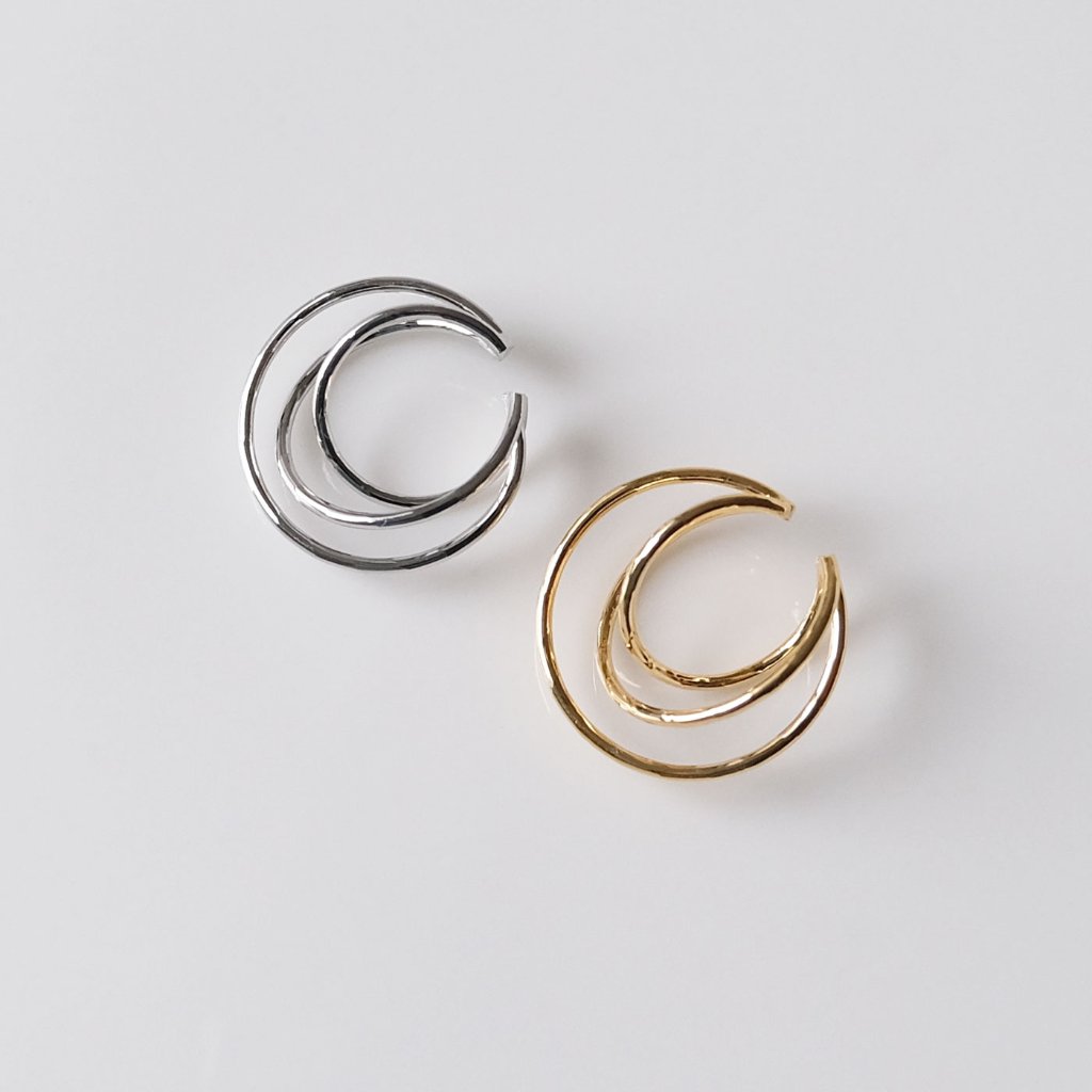 曲線が綺麗なイヤカフの画像